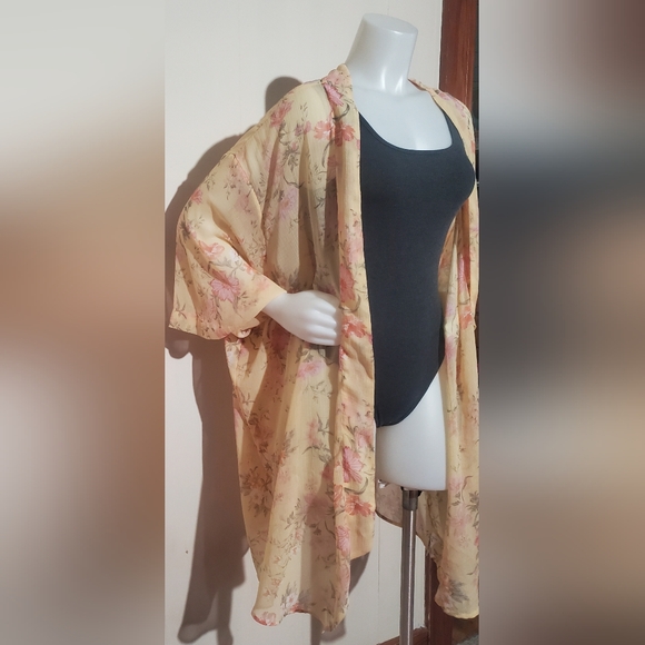 American Eagle Outfitters Sheer Yellow Floral Kimono - Picture 6 of 7
